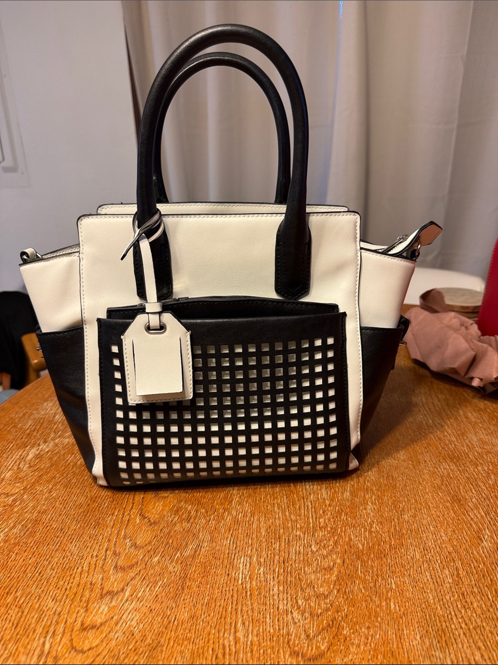 Classic Black and White Structured Tote Bag - Sleek Contrast Design